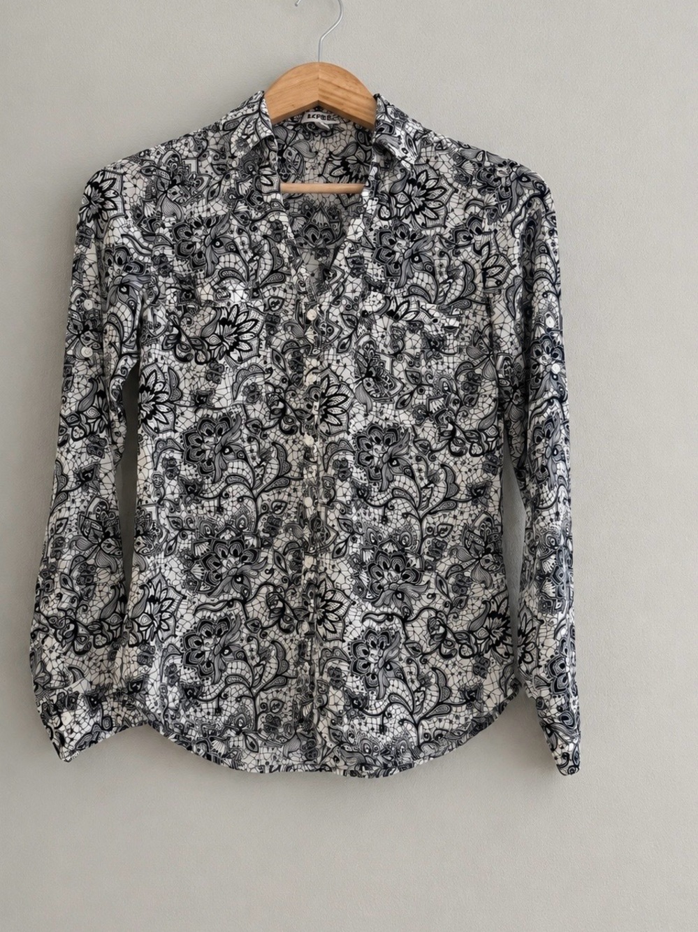 Express Women’s XS Black White Floral Paisley Button Front Blouse Long Sleeve